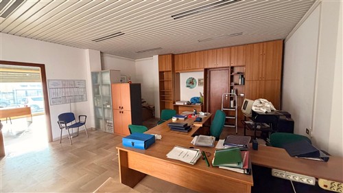 Locale Angolare, Ottima Visibilit&agrave;, 2 vetrine, Ideale Come Studio.